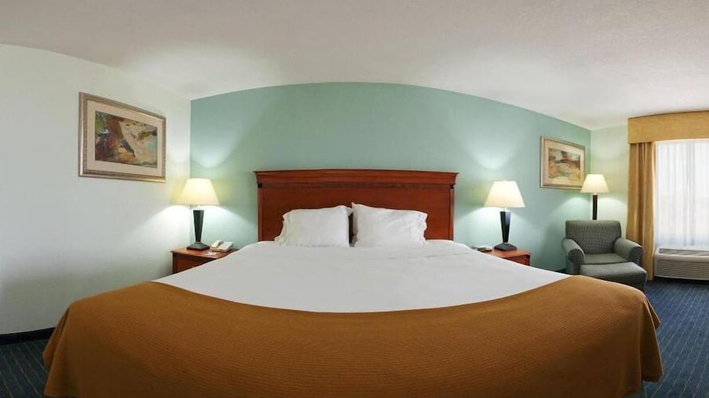 Suite, 1 King Bed, Accessible (Comm, Accessible Tub) photo 2