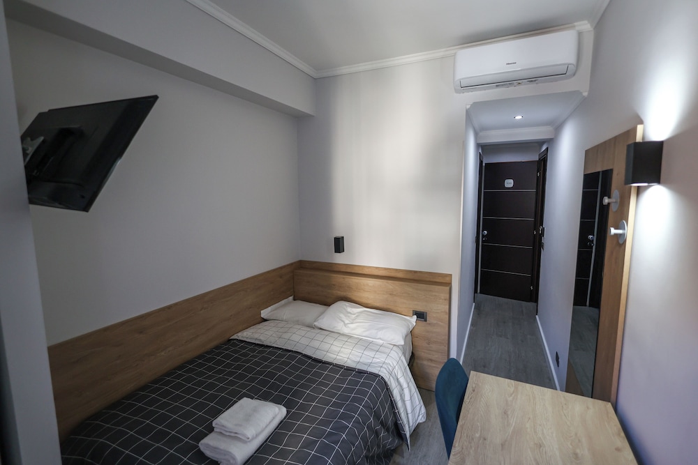 Double Room Single Use, 1 Large Twin Bed photo 3