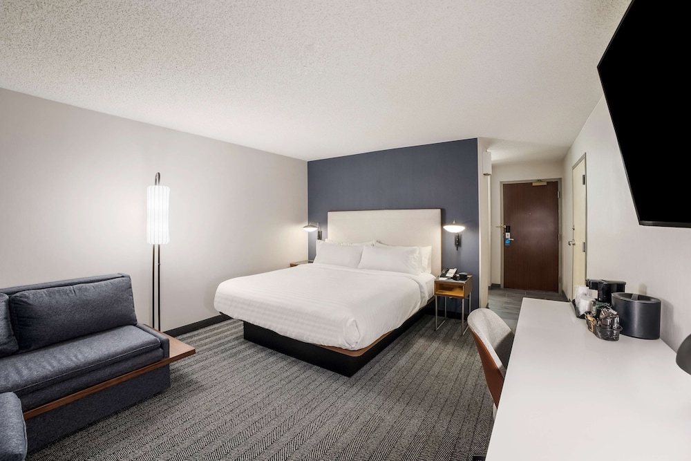 Deluxe Room, 1 King Bed with Sofa bed - Photo 2