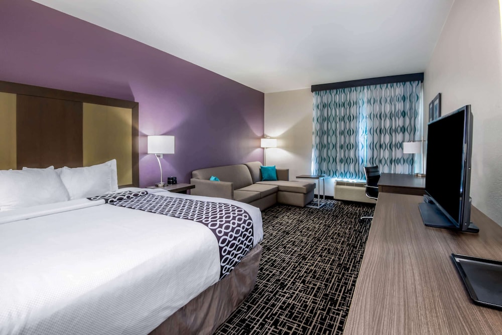 Deluxe Room, 1 King Bed, Non Smoking (Deluxe Executive Room) photo 3