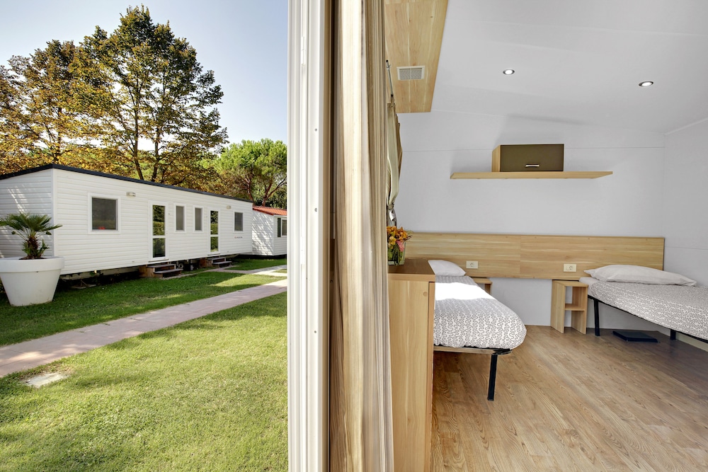 Basic Mobile Home, 3 Twin Beds, Private Bathroom