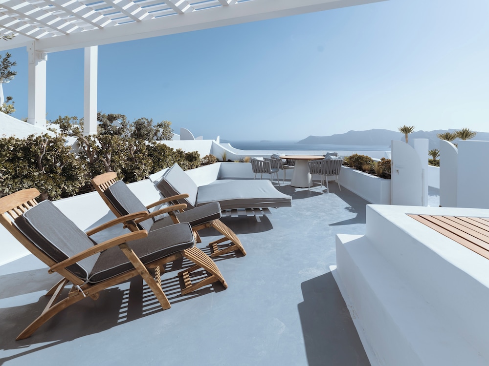 The Antiquarian's Suite with Hot Tub & Caldera View - Photo 11