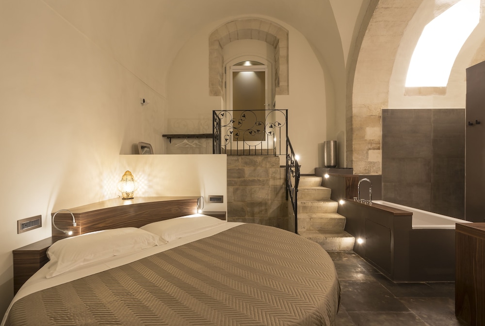 Deluxe Suite, 1 King Bed, Bathtub photo 3