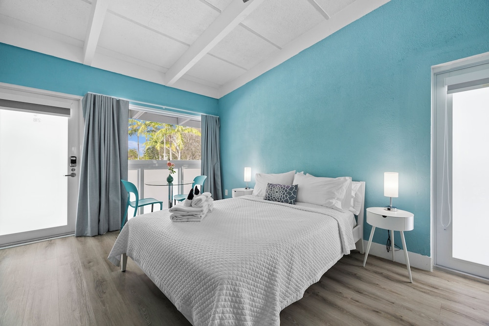 Deluxe Room, 1 Queen Bed, Non Smoking, Pool View photo 1