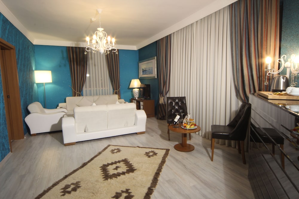 Suite, 1 King Bed photo 2