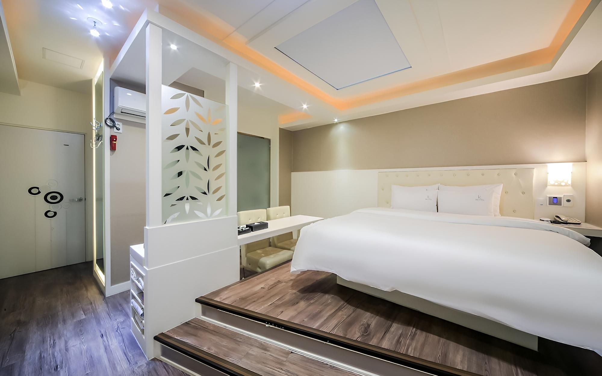Room (Standard room) - Photo 19