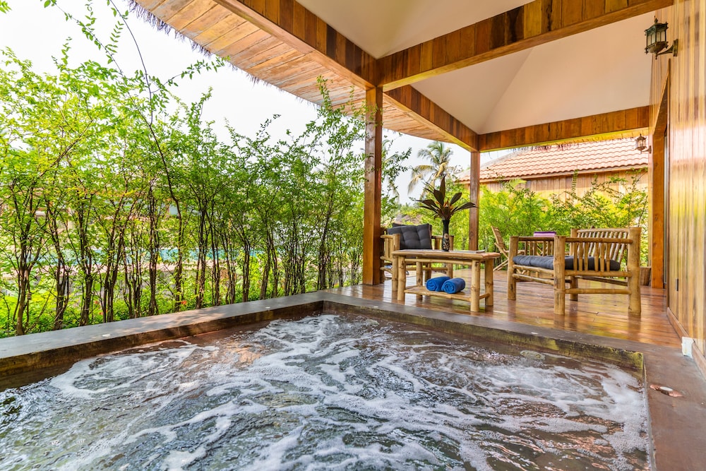 Private Jacuzzi Bungalow - 1 bedroom - Photo 6