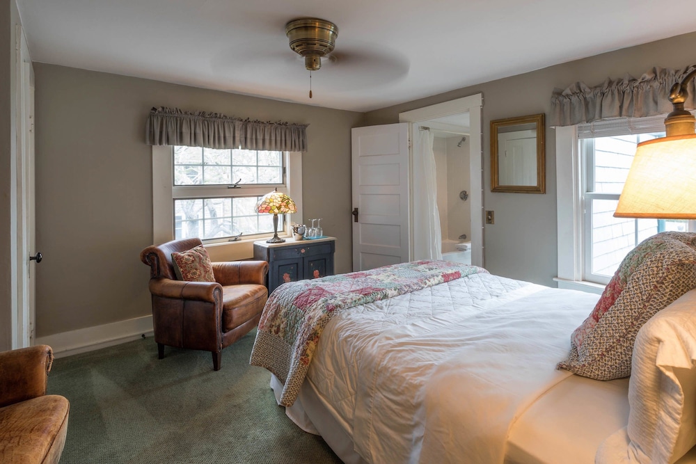 Standard Double Room, Ensuite, Garden View (Royal Scot)