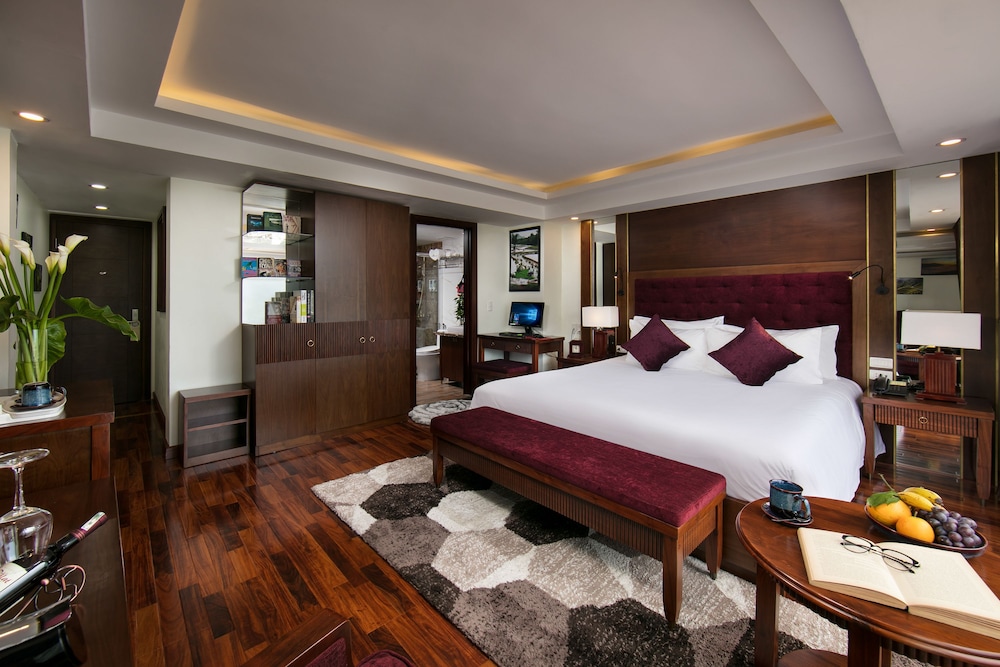 Executive Room with Balcony - Photo 5