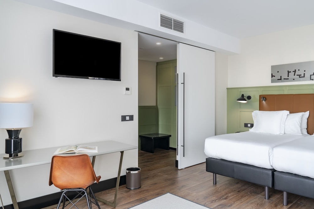 Junior Suite (Guggenheim View, Single Use) - Photo 2