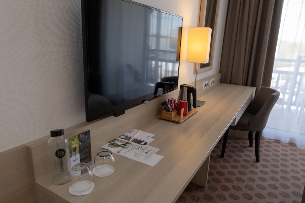 Comfort Room, 1 Queen Bed, Non Smoking, Balcony photo 3