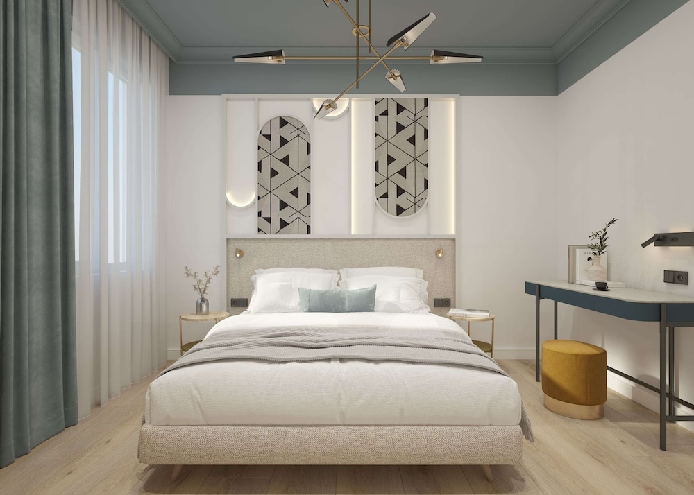 Executive Room, 1 Queen Bed, Balcony, Partial Sea View - Photo 1
