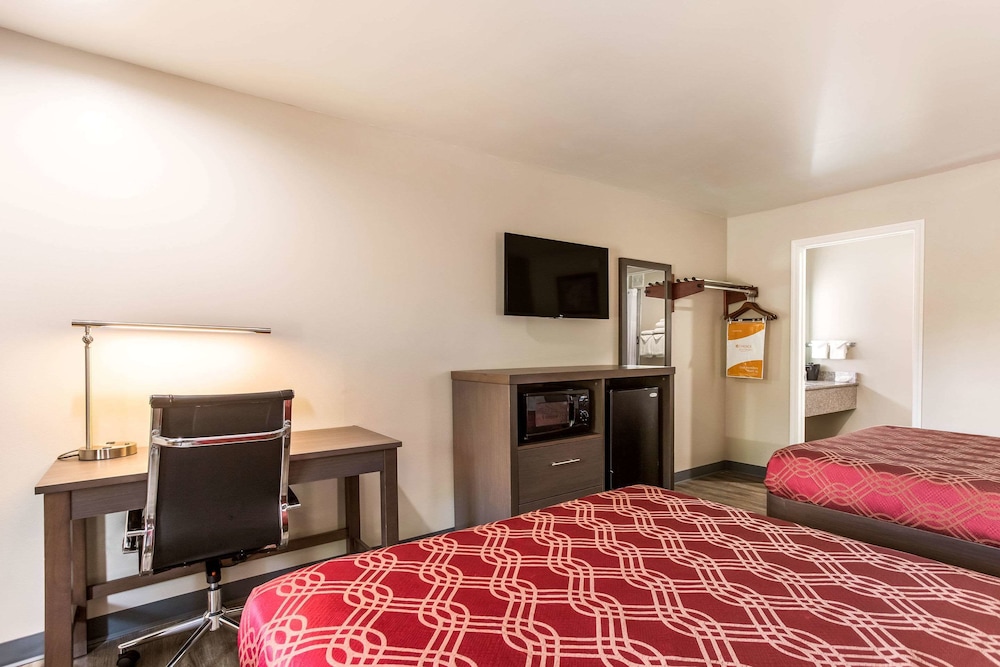 Room, 2 Queen Beds, Non Smoking, Ground Floor (Standing Shower) photo 3