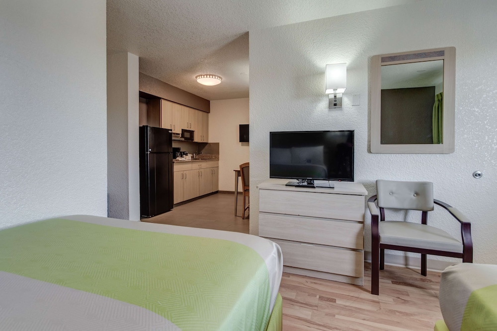 Standard Room, 1 King Bed, Non Smoking, Kitchenette photo 1