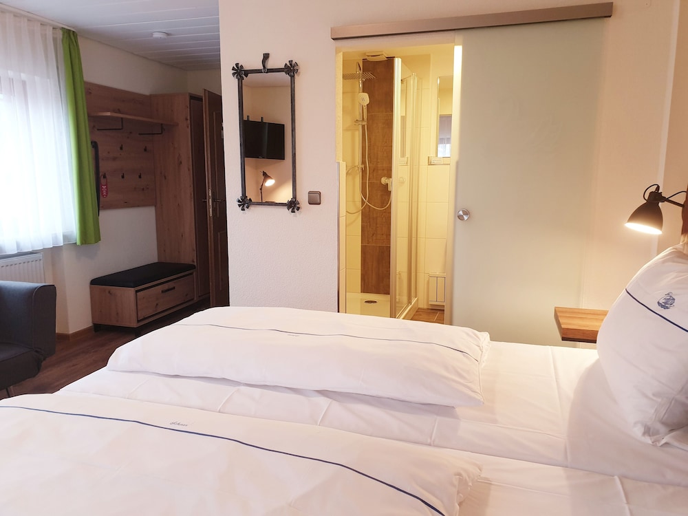 Comfort Room, 1 Queen Bed, Non Smoking photo 3