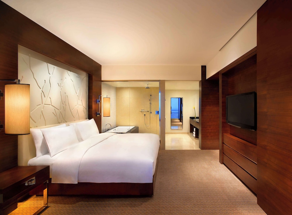 Grand Suite King with Club Access - Photo 1