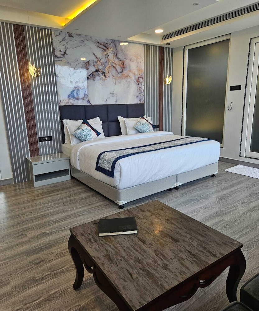 Premium Twin Room with Balcony