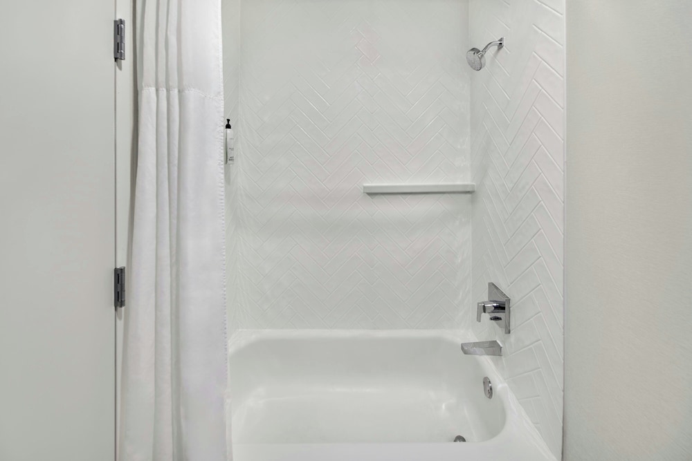 Room, 1 King Bed (Hearing Accessible) - Photo 4