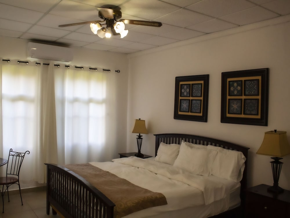 Deluxe Room, 1 King Bed, Mountain View