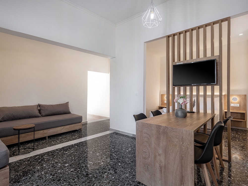 Family Suite with Balcony - Photo 16