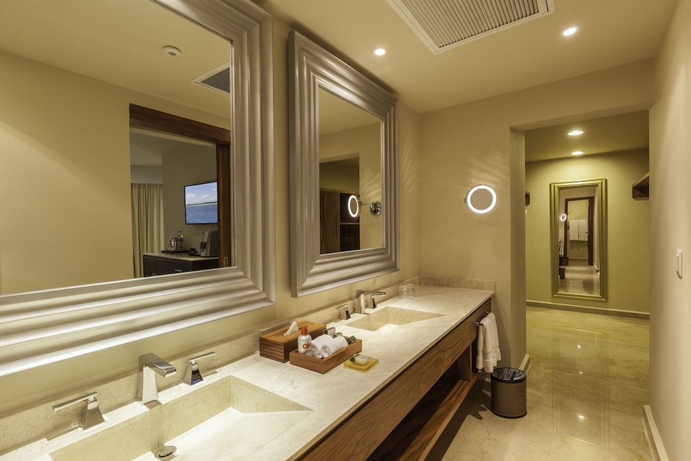 Superior Governor Suite - Photo 10