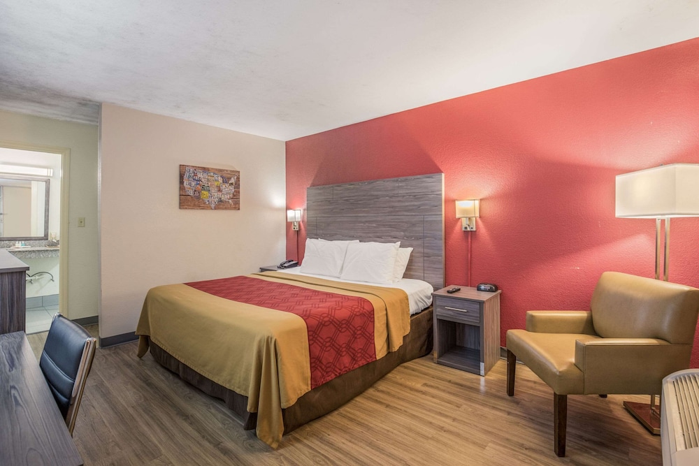 Standard Room, 1 King Bed, Non Smoking - Photo 7