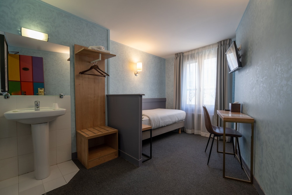 Basic Single Room, Shared Bathroom photo 1