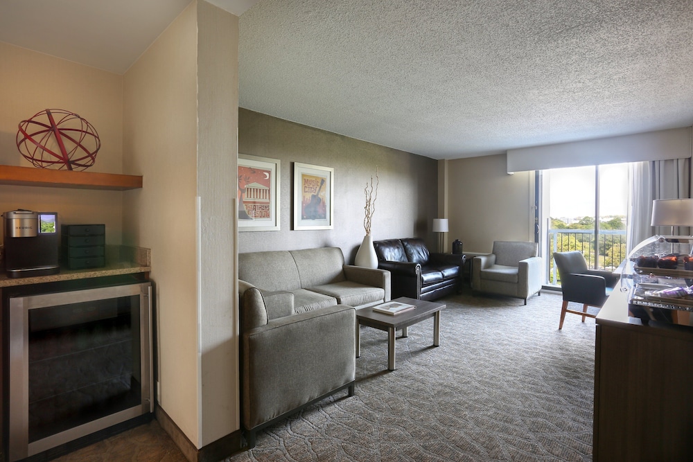 Standard Room, 1 King Bed With Sofa Bed, Business Lounge Access thumbnail 6