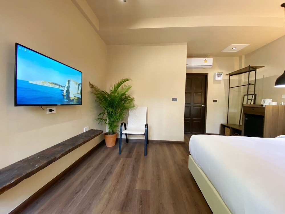 Basic Double Room, 1 King Bed photo 3