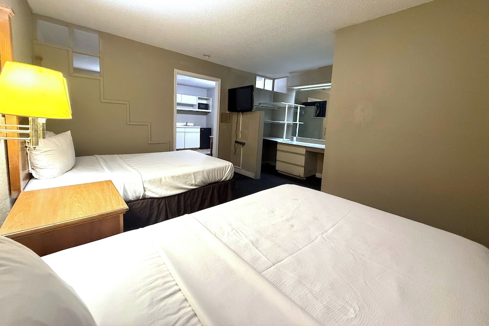 Suite, Non Smoking (2 King Beds) - Photo 1