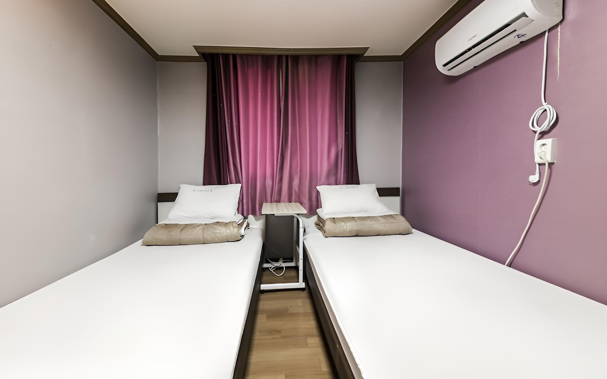 Room (Twin)