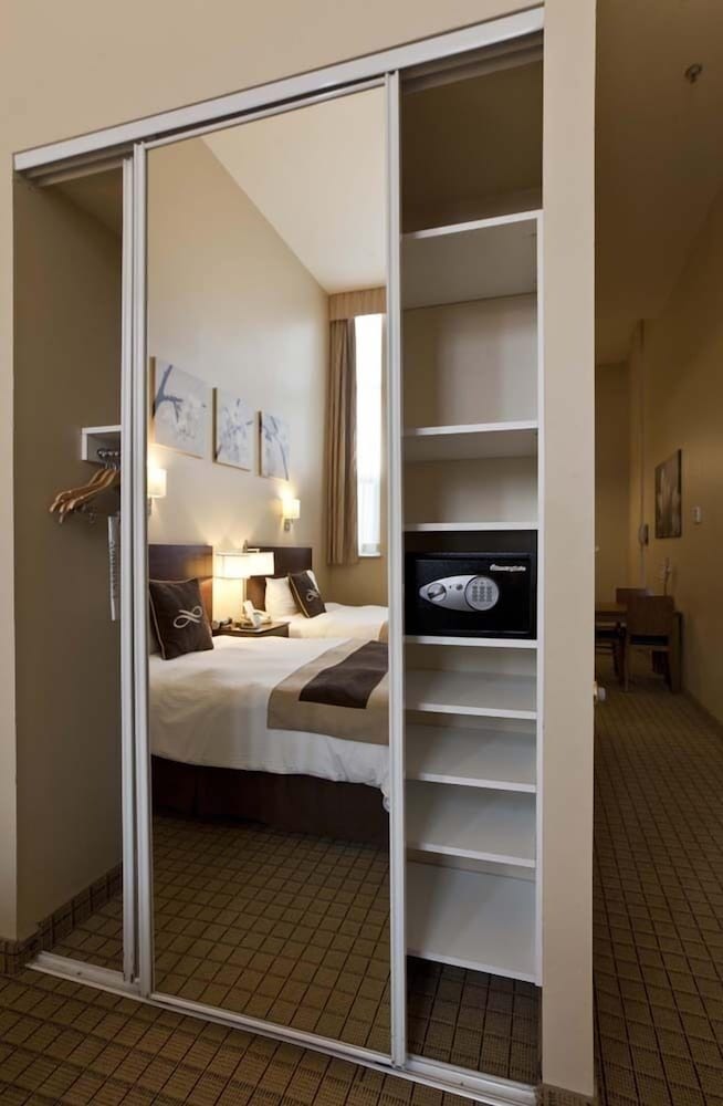 Suite, 2 Double Beds - Photo 13
