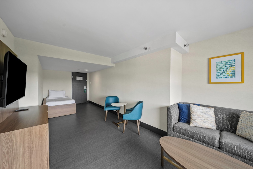 Suite, 1 King Bed (Canadian Skyline View) - Photo 19