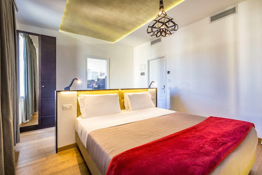 Standard Double Room - Photo 11