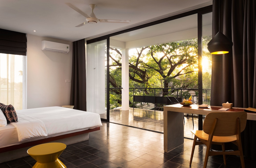 Presidential Suite with Balcony + Free Pickup + 1 Time Set Lunch + 50% Spa photo 1