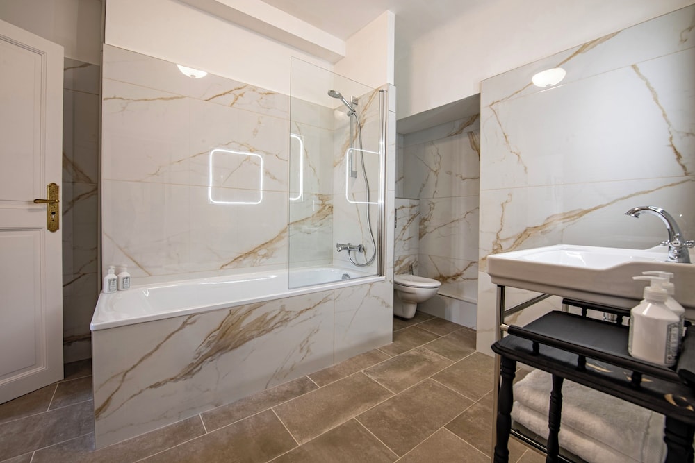 Basic Suite - Photo 13