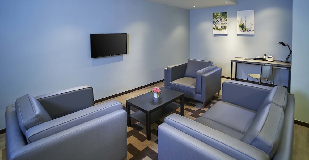Suite, 3 Bedrooms (The Residence) - Photo 4