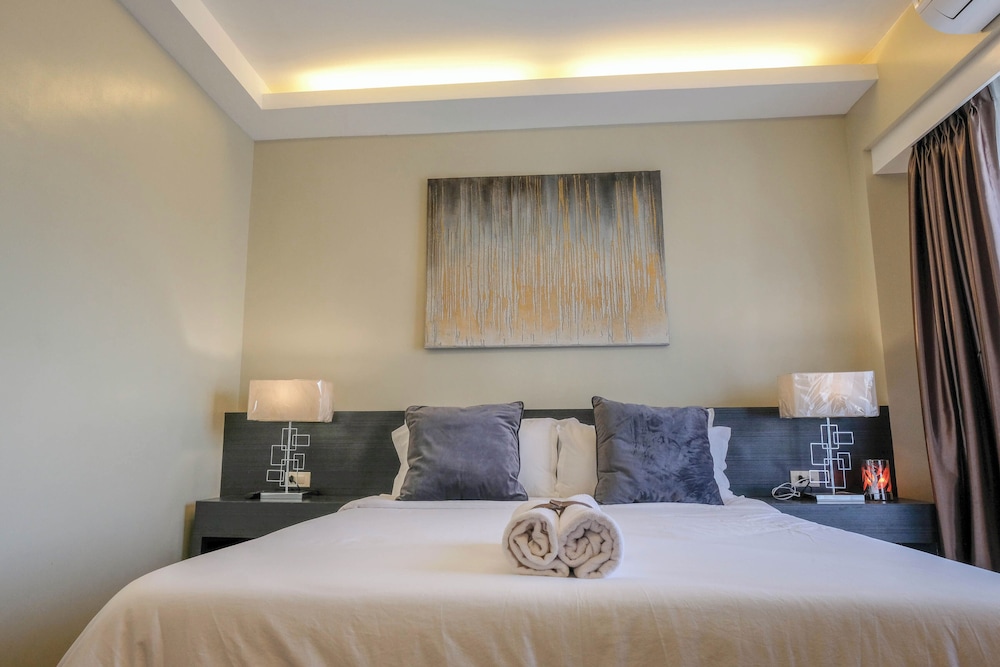 Basic Suite, 1 Queen Bed, Balcony, Garden View