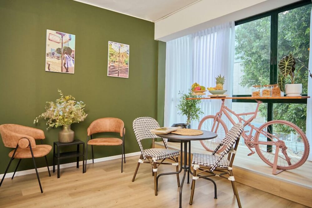 Deluxe with Balcony - Photo 8