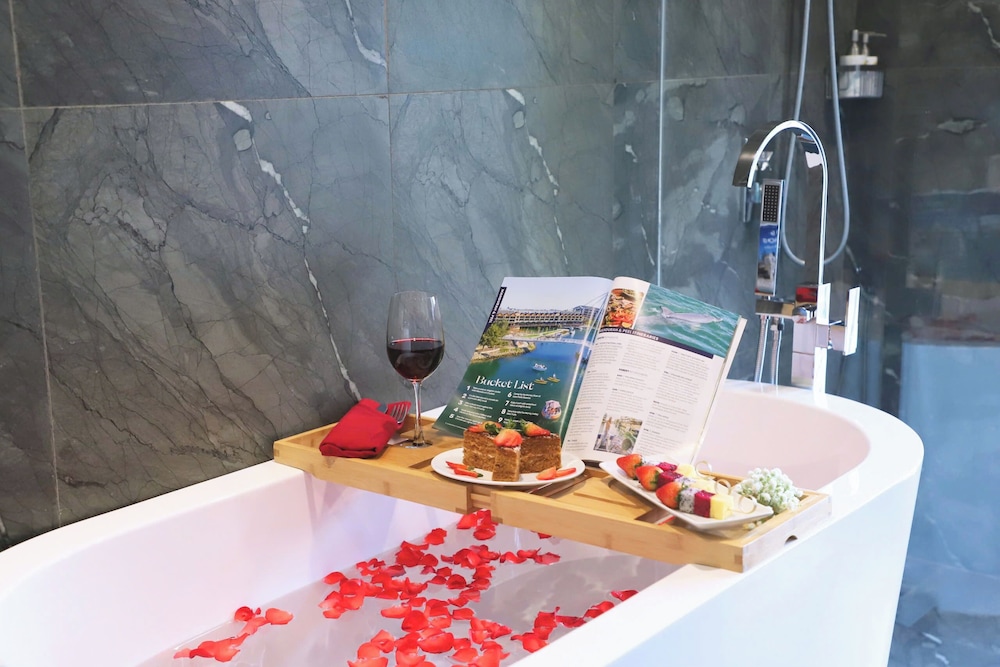 Luxury Suite Bathtub Balcony Sea View (Afternoon Tea included) photo 3