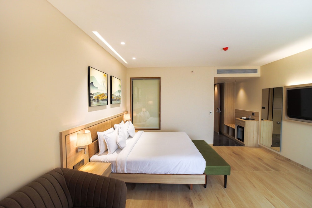 Deluxe Room with Balcony - Photo 1