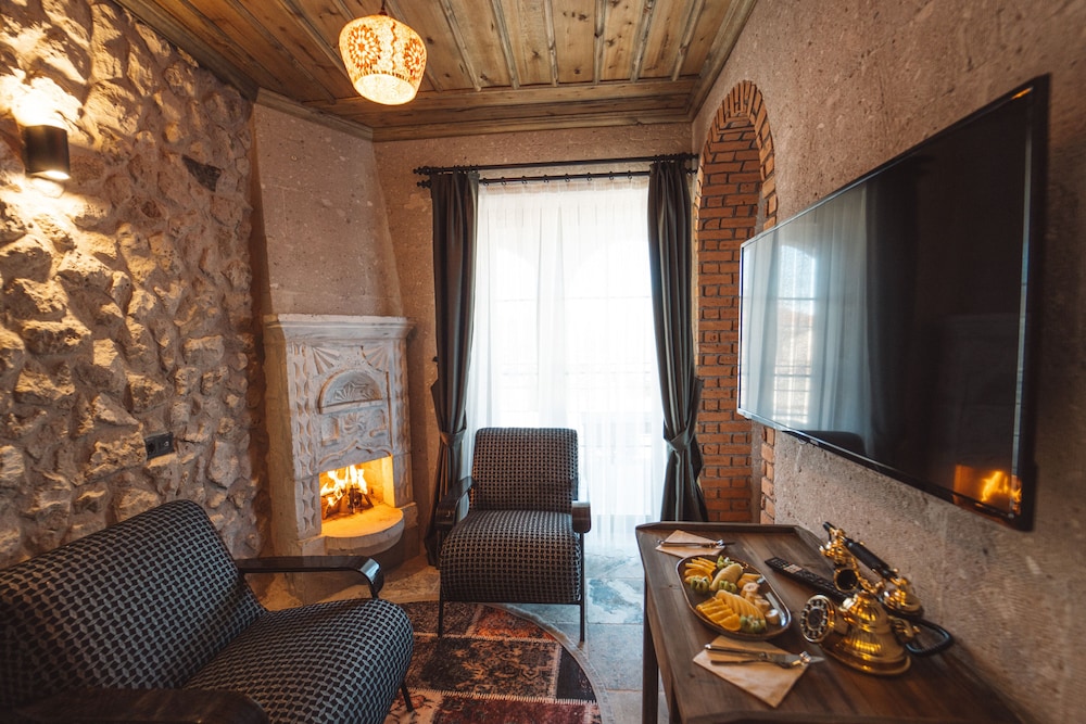 Luxury Suite - Photo 7