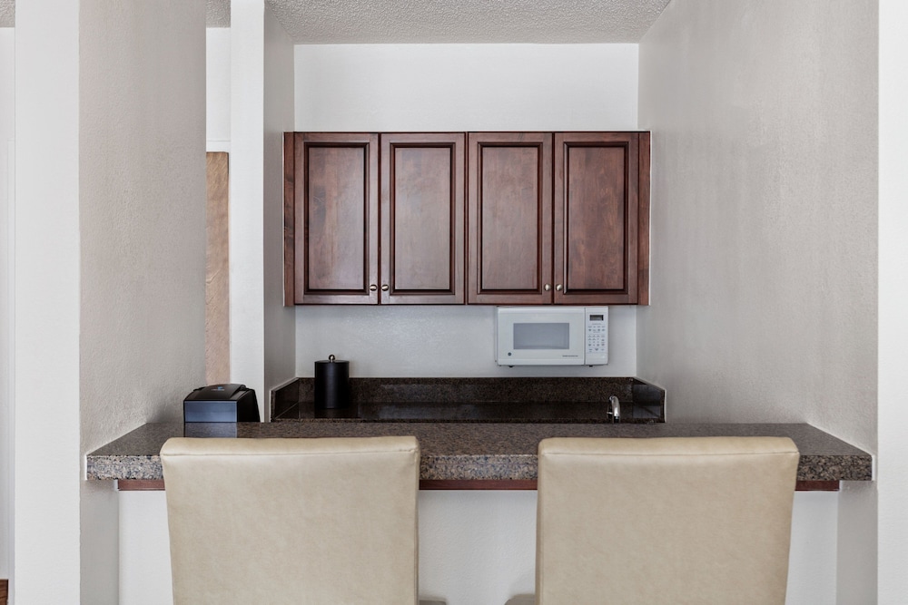 Suite, 1 Bedroom - Photo 2