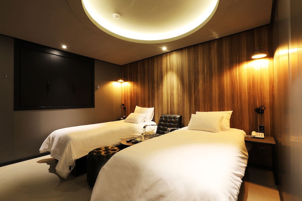 Standard Twin Room - Photo 6