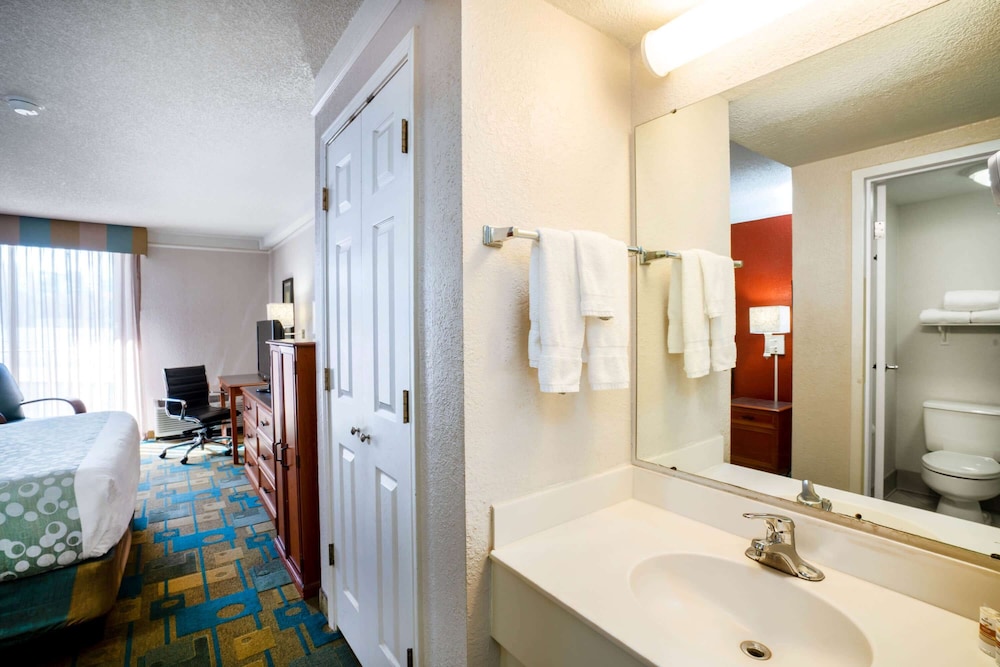 Deluxe Room, 2 Queen Beds, Non Smoking photo 2