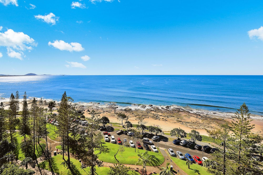2 Bedroom Beachfront with Rooftop