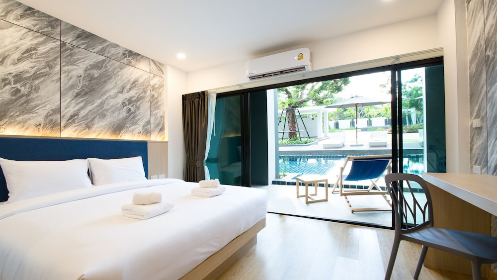 Luxury Premier Pool Access - Photo 1