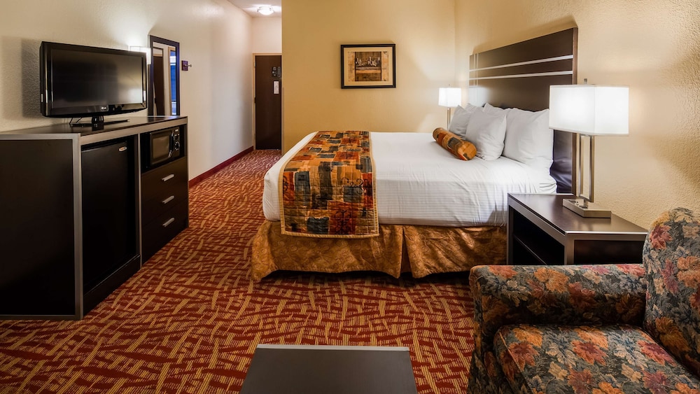 Standard Room, 1 King Bed, Accessible, Bathtub photo 2
