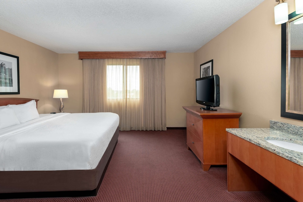Suite, 1 King Bed, Accessible, Bathtub - Photo 3