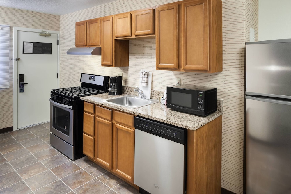 Suite, 1 Bedroom - Photo 7